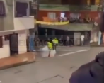 En la imagen se ve la pólvora cayendo sobre los uniformados. Foto: pantallazo sacado de Facabook @El Itagüiseño.