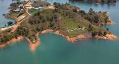 El proyecto turístico Yúniko se levantará sobre dos predios que suman 7,8 hectáreas, según el gerente. Abajo, una imagen de cómo se verá el complejo hotelero. FOTO manuel saldarriaga