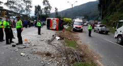 El vehículo accidentado cubría la ruta Medellín-Alejandría. FOTO CORTESÍA DEVIMED