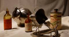 Las ampollas llenas de éter o cloroformo cruzaban el Atlántico incrustadas en guacales que las protegían de abolladuras y quiebres, algunas de ellas se conservarán también en el Museo. FOTO CORTESÍA.