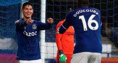 James Rodríguez ha sido afectado por las lesiones en el Everton, pero en la mayoría de partidos que ha jugado ha dado muestras de su calidad. En la foto, festeja con Doucoure. FOTO getty