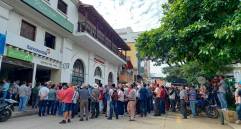 El fin de semana asociados a delosAndes participaron en un plantón frente a la sede de la cooperativa en el municipio de Andes. FOTO cortesía Víctor Obando