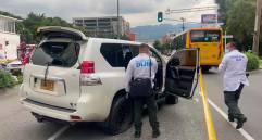 En esta camioneta se transportaba el sospechoso de abalear a los limpiavidrios en el Centro, el cual fue detenido. FOTO: CORTESÍA DENUNCIAS ANTIOQUIA.