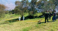 Levantamiento del cuerpo en caso reportado en San Cristóbal. FOTO: Cortesía