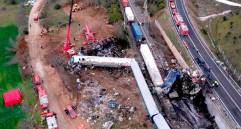 Unos 150 bomberos, además de 40 ambulancias, fueron movilizados al lugar del siniestro. FOTO EFE