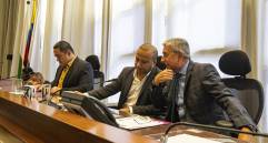 El delegado del alcalde para abrir las sesiones fue el secretario de Gobierno Juan Pablo Ramírez (centro), quien estuvo acompañado de nuevo presidente del Concejo de Medellín, el liberal Fabio Rivera (der.). FOTO: Manuel Saldarriaga.