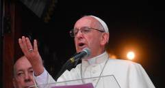 Durante el rezo del Ángelus, cientos de feligreses reunidos en la plaza de San Pedro portaban banderas ucranianas y con los colores del arco iris de la paz. FOTO EFE