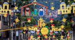 Una grata sorpresa causa entre los peatones y conductores que transitan por el parque de Envigado al encontrar listo los adornos navideños. Foto: Camilo Suárez