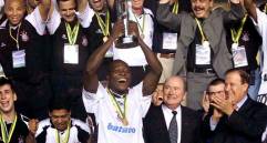 Rincón fue el primer colombiano en levantar una copa del mundial de clubes de la Fifa. FOTO Twitter @Corinthians