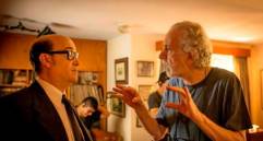 Javier Cámara y Fernando Trueba en uno de los momentos de grabación de El olvido que seremos en Medellín. Actor y director de la cinta colombiana. FOTO CORTESÍA CARACOL TELEVISIÓN