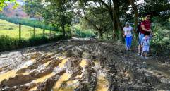 A la comunidad afectada le toca hacer maromas e incluso llevar recambio de zapatos para transitar por el sitio. FOTO: Jaime Pérez