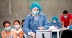 El 88 % de los colombianos ya cuenta con al menos una dosis anticovid. Foto: Camilo Suárez