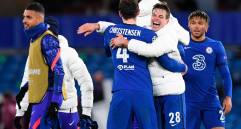 César Azpilicueta y sus compañeros del Chelsea celebran tras ganar la semifinal. FOTO efe