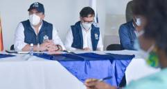 El defensor, Carlos Camargo (gorra) fue cuestionado por el despido de las 43 mujeres. FOTO: Cortesía Defensoría