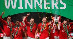 Los jugadores del Manchester United celebran el título que lograron este domingo tras vencer a Newcastle. FOTO EFE 