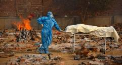 Ante falta de capacidad de los crematorios, las autoridades han tenido que incinerar los cuerpos en piras de fuego en la calle a plena vista del público. FOTO EFE