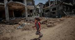 Una niña recorre el territorio de Beit Hanun, en el norte de la Franja de Gaza, donde se encontraba su hogar. Su familia fue una de las tantas afectadas por los enfrentamientos. FOTO EFE/EPA/MOHAMMED SABER