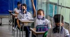 En Medellín, 153 instituciones públicas trabajan en alternancia con apoyo de 24 jefes de núcleo y 153 directivos docentes. FOTO juan a. sánchez