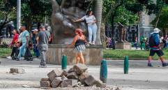 El ingreso a la Plaza quedó supeditado a la subjetividad de la policía y funcionarios de Espacio Público. FOTO MANUEL SALDARRIAGA