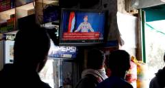 Yemeníes viendo el discurso de Yahya Sarea, portavoz de los hutíes, responsables de los ataques en Emiratos Arabes Unidos y Arabia Saudía. FOTO EFE