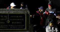 Migrantes detenidos en El Paso, Texas, en la frontera entre México y Estados Unidos. El presidente Donald Trump extendió la prohibición de la migración al país hasta marzo de 2021. EFE