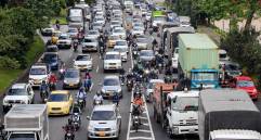 El tráfico está complejo en la mañana de este lunes 24. FOTO: JAIME PÉREZ