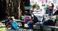Las bancas son ocupadas por habitantes de calle, que las utilizan para dormir, incluso, durante el día. Dos hombres juegan con una cajetilla y apuestan dosis de bazuco y billetes de dos mil pesos. La ocupación preocupa a los vecinos. FOTO jaime pérez