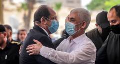 Abbas Kamel, director de Inteligencia de Egipto, en su encuentro con el líder de Hamás, Yahya Al-Sinwar. FOTO EFE