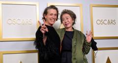 Las actrices Frances McDormand (izquierda) y la Youn Yuh-jung (derecha) fueron unas de las ganadores de la noche, por su papeles en Nomadland y Minari, respectivamente. FOTO EFE
