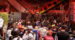 Dos vagones de la Línea 12 del metro de Ciudad de México se desplomaron en la noche del lunes. FOTO EFE