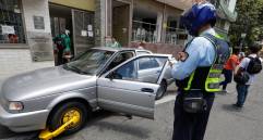 La instalación del cepo viene acompañada de una calcomanía para que el usuario llame a los agentes. FOTO camilo suárez 