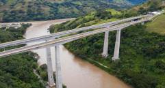 La 4G Pacífico 2 en su paso sobre el río Cauca. Foto: Manuel Saldarriaga. 