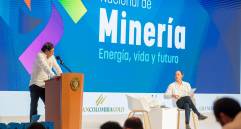 El presidente Gustavo Petro, ayer, en el cierre del Congreso Nacional de Minería (ACM), junto a Juan Camilo Nariño, presidente de la ACM. Foto CORTESÍA ACM