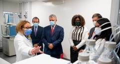 El Presidente volvió a dar al servicio el laboratorio de control al dopaje en el Centro de Alto Rendimiento en Bogotá. FOTO PRESIDENCIA