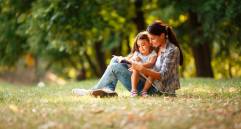 Es importante que tras cada cuento haga preguntas a los niños sobre sus emociones, lo que más les gustó, lo que no o si hay algún personaje con el que se identifican. Al narrarlo, es importante la entonación. FOTO sstock