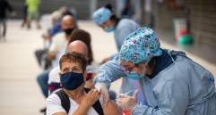 En la actualidad, la aplicación de dosis de refuerzo contra el coronavirus solo está habilitada para los mayores de 70 años y las personas con inmunosupresión. FOTO Archivo