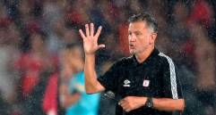 El entrenador Juan Carlos Osorio pisó adrede al jugador Juan David Mosquera, cuando este cayó al piso. FOTO AFP.