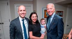 Juan Sebastián González y su familia junto al presidente Joe Biden. FOTO TOMADA DE TWITTER @Cartajuanero