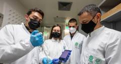 El nanobiosensor creado por este grupo se conecta a un equipo de bolsillo con lectura en celulares. Fotos Edwin Bustamante