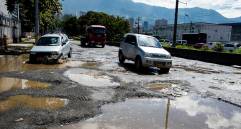 Este era el estado de la Calle 12 Sur, entre la Avenida Guayabal y la autopista, antes de que se iniciaran las labores de mantenimiento temporal. La Secretaría de Infraestructura explicó que el deterioro se debe a obras inconclusas de Metroplús. FOTO Jaime pérez