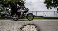 Los huecos en la avenida Regional han generado múltiples accidentes, por lo cual se requiere una intervención de fondo que evite estas situaciones. FOTO JULIO CÉSAR HERRERA