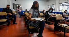 En 2021, Medellín espera un giro de 9.000 millones pesos para adecuar las aulas de las 229 instituciones educativas en la ciudad. FOTO MANUEL SALDARRIAGA