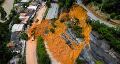 Las viviendas de la zona se salvaron por muy pocos metros de ser arrasadas por el deslizamiento. La congestión generada por el alud sumó más de 8 kilómetros de largo. FOTO Manuel SaldarriagA