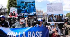 Simpatizantes de Hernández se han reunido a las afueras de la Corte Suprema de Justicia para mostrar su apoyo al político. FOTO EFE/Gustavo Amador