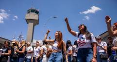 Empleados de Viva Air se tomaron el acceso vehicular del aeropuerto para protestar. FOTO carlos velásquez 