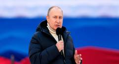 Una mujer sale de un jardín infantil dañado después de un bombardeo en el distrito de Podilskyi de Kiev, Ucrania, el 18 de marzo de 2022. Según los informes, al menos una persona murió y otras 19 resultaron heridas. FOTO Efe