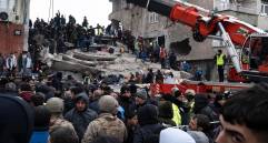 Más de 13 países han anunciado que enviarán equipos de rescates para ayudar en la zona, labores que se han complicado por las bajas temperaturas y las afectaciones en las vías. FOTO: EFE