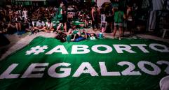 Feministas celebraron la decisión que se tomó tras casi doce horas de votación del Senado argentino. FOTO EFE