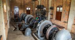 Las tres turbinas que algún día generaron energía aún están en su sitio. También se conservan los controles. FOTO esteban vanegas