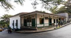 El Jordán luce imponente en la esquina de la loma de Robledo y hasta alcanzan a bañarlo las ramas de un viejo piñón de oreja intervenido por la alcaldía que también casi colapsa. FOTO jaime pérez